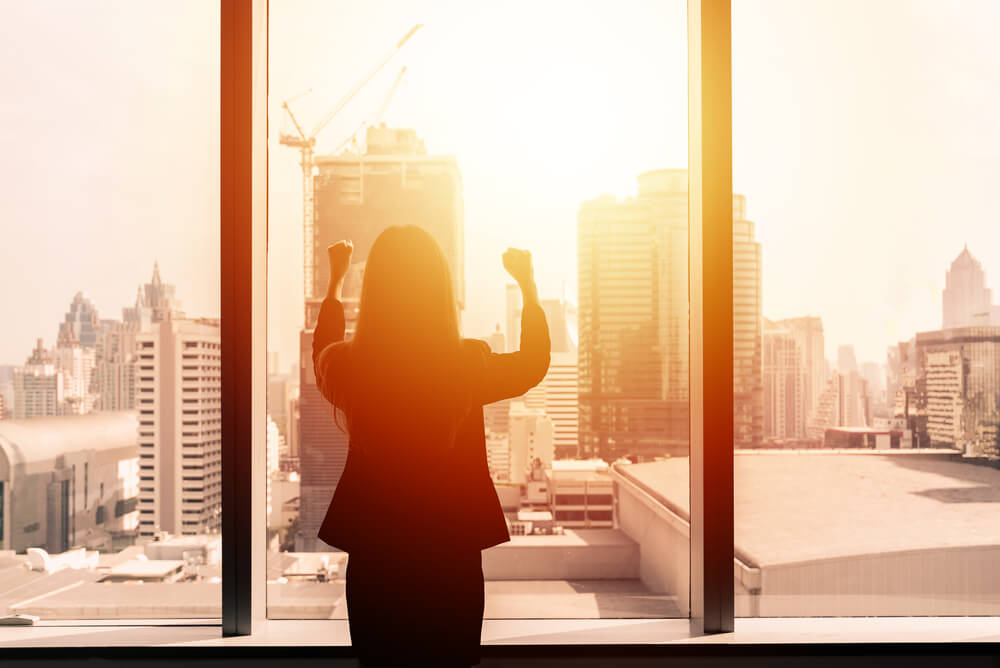 Mujer feliz por éxito