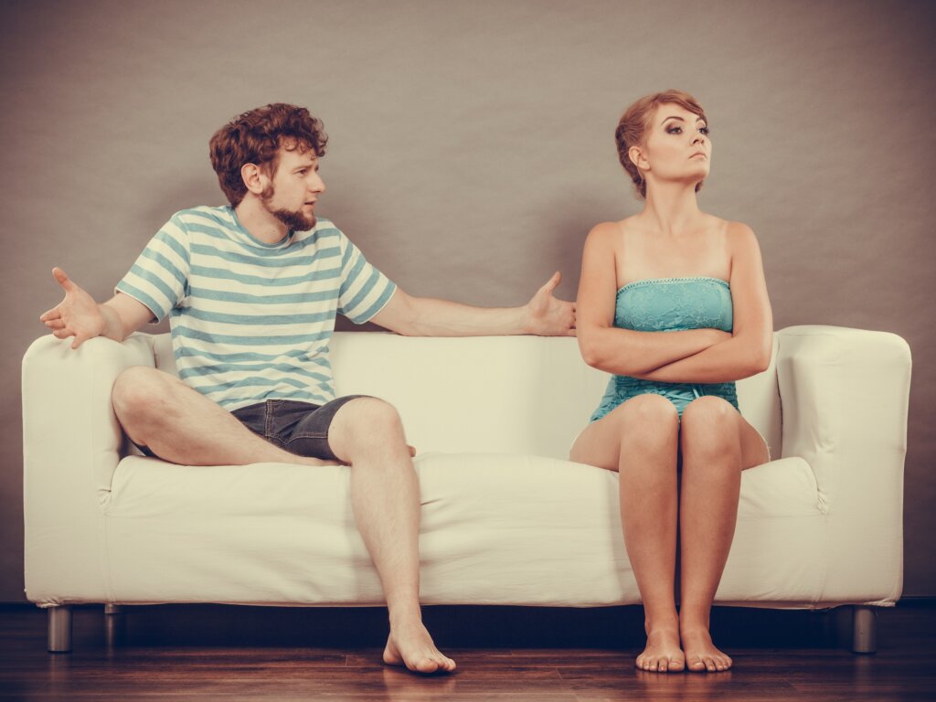 pareja enfadada discutiendo