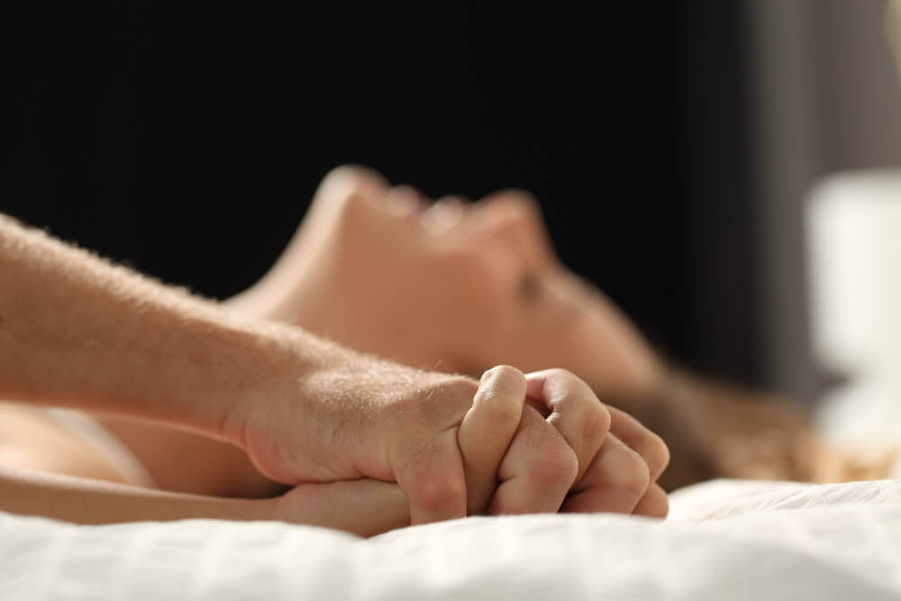Pareja en la cama sin bloqueos sexuales