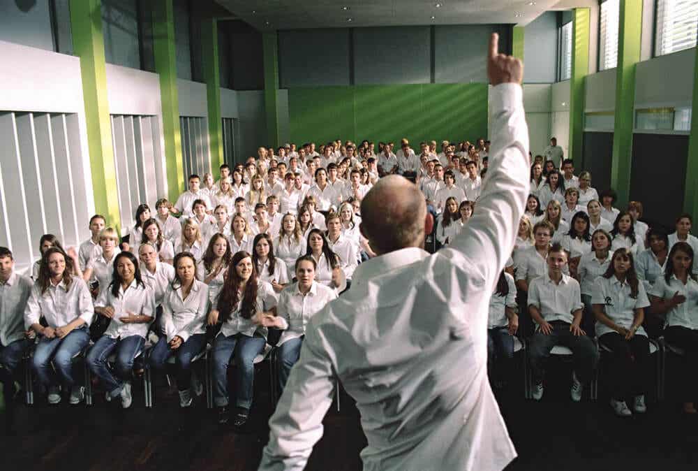 Profesor con la mano levantada