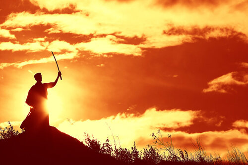 seguidor del bushido al atardecer representando las frases de los samuráis