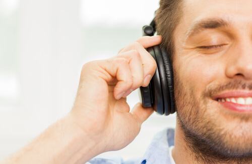 Hombre escuchando música con emoción