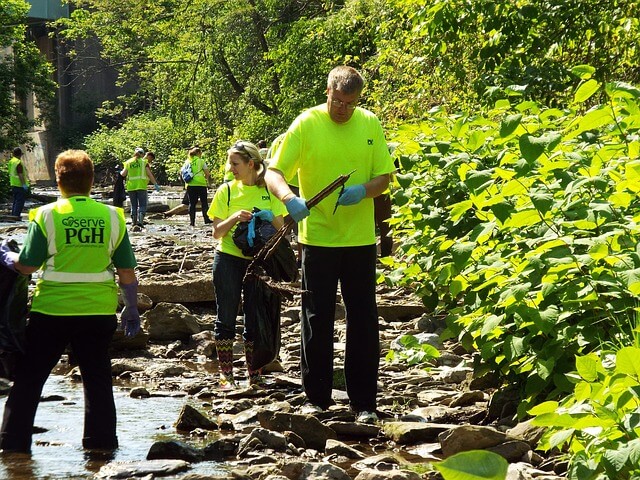 Voluntarios trabajando