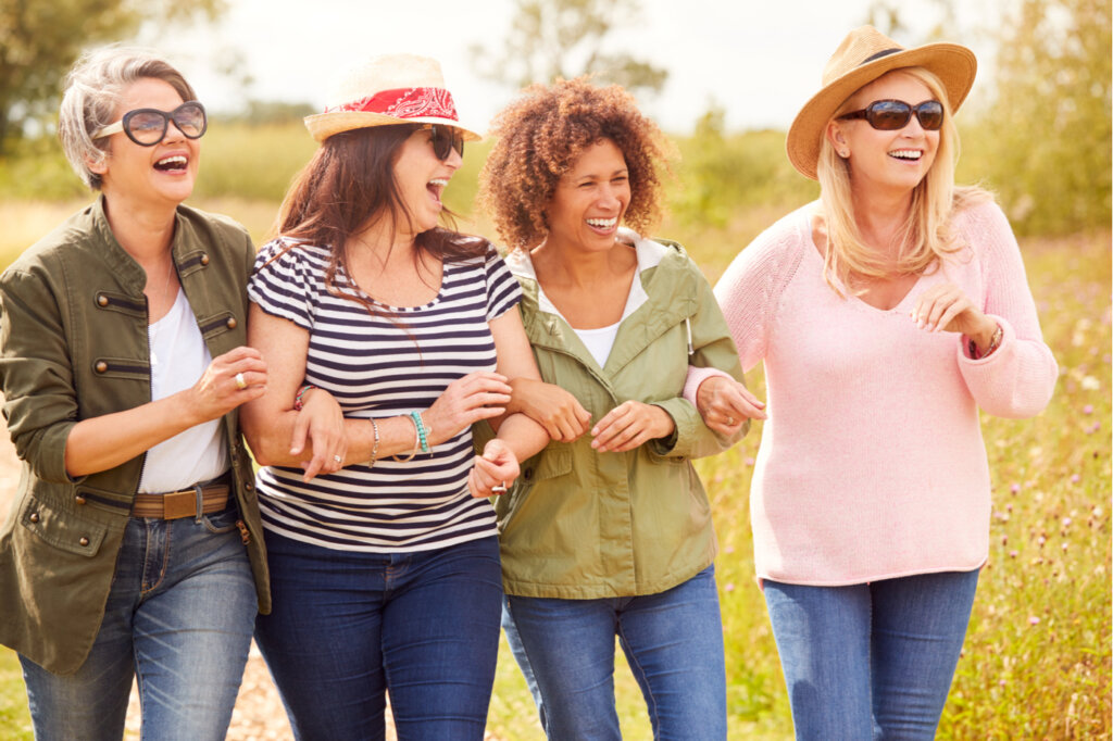 Amigas adultas felices paseo