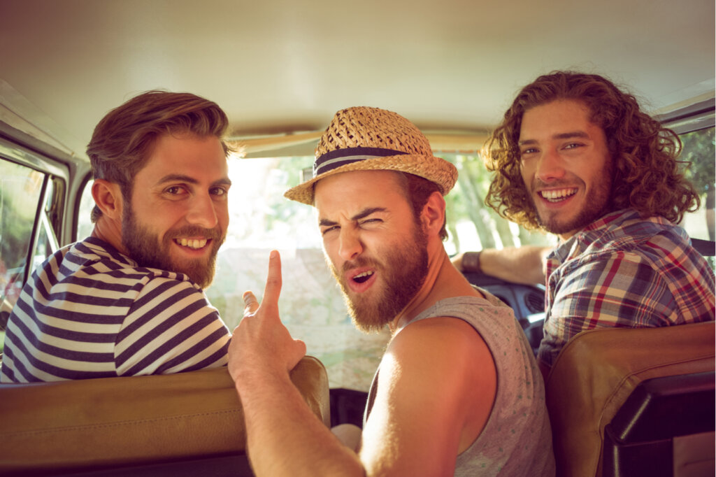 Vrienden gaan op reis in een auto