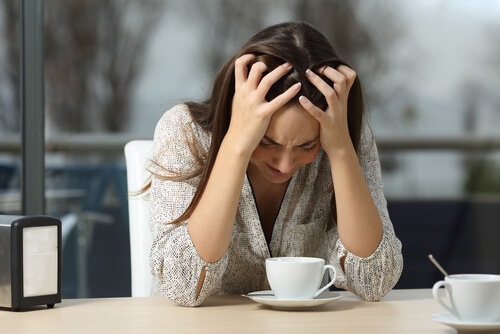 Mujer enfada con una taza de café