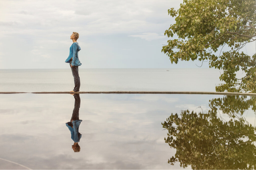 mujer reflejo agua
