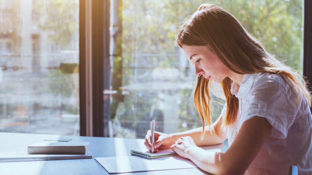 chica estudiando exámenes