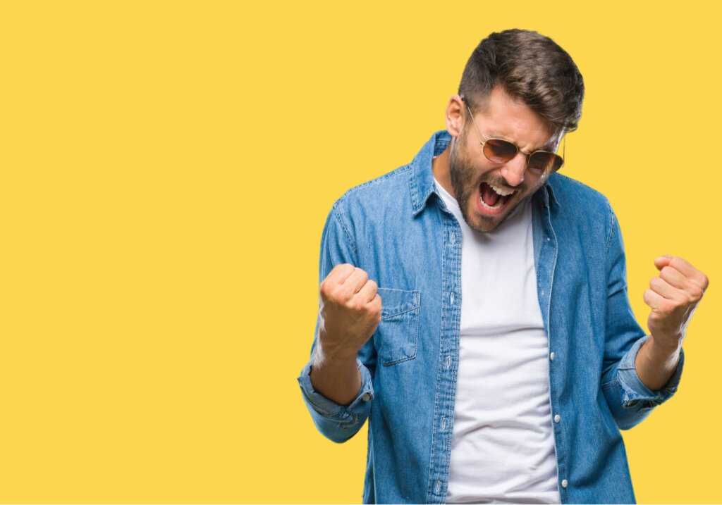 chico lentes celebrando