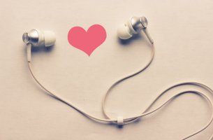 Corazón y auriculares representando la canción más bonita