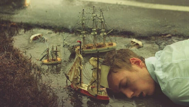 chico con barcos en la deriva de la melancolía