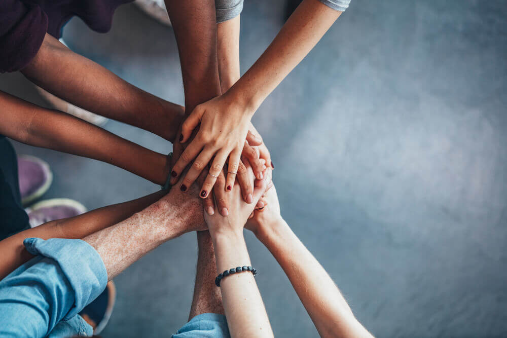 Manos unidas como signo de amistad