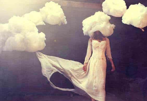 Mujer con nubes en la cabeza representando los síntomas ocultos de la tristeza