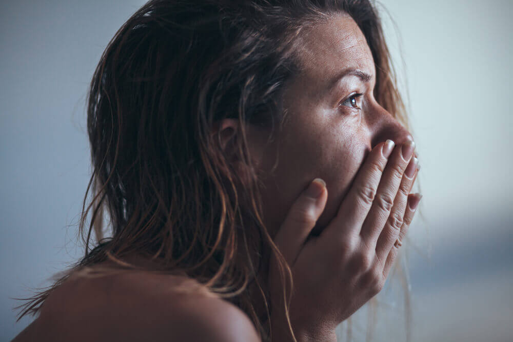 Mujer culpándose