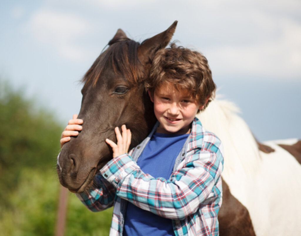 niño caballo