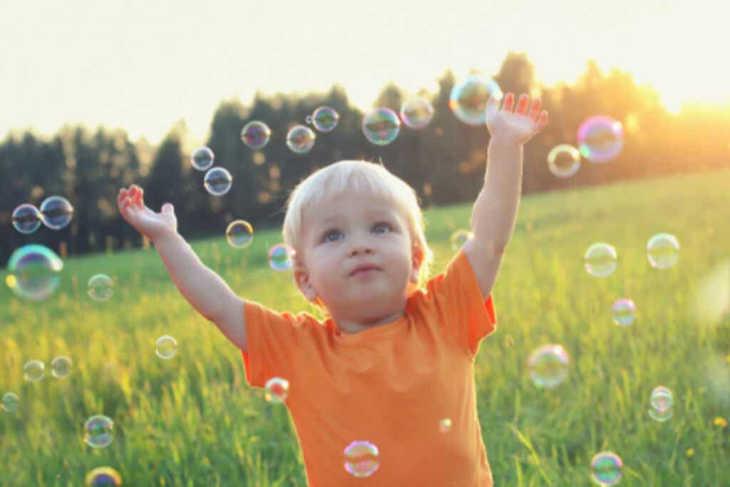 jongen die zeepbellen speelt