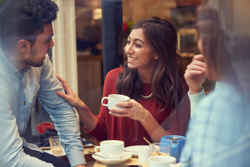Amigos extrovertidos tomando café