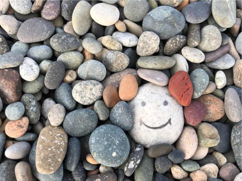 piedra sonrisa feliz