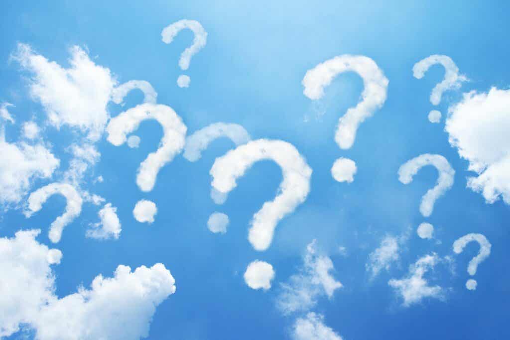cielo con nubes en forma de interrogaciones representando las preguntas sin respuesta