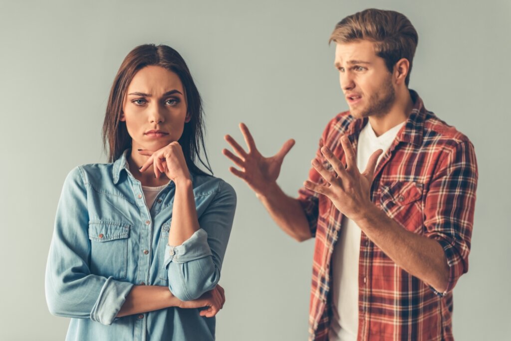Hombre sabelotodo con chica