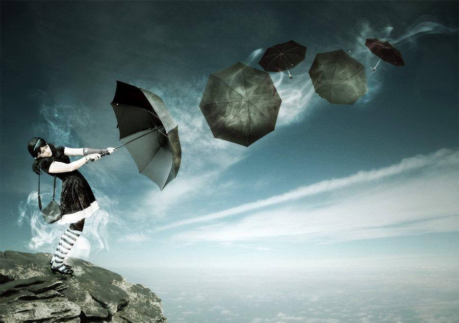 Mujer sujetando un paraguas negro