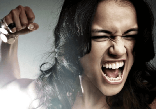 Chica manifestando emociones agresivas