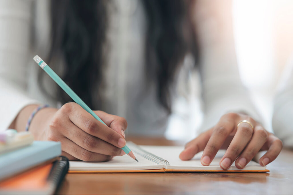 Chica escribiendo lápiz