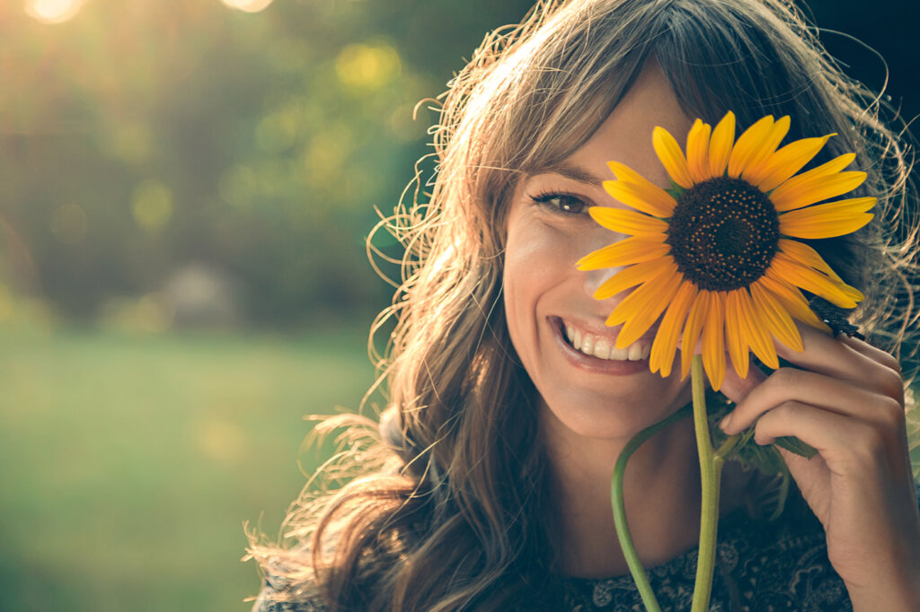 chica sonriendo girasol