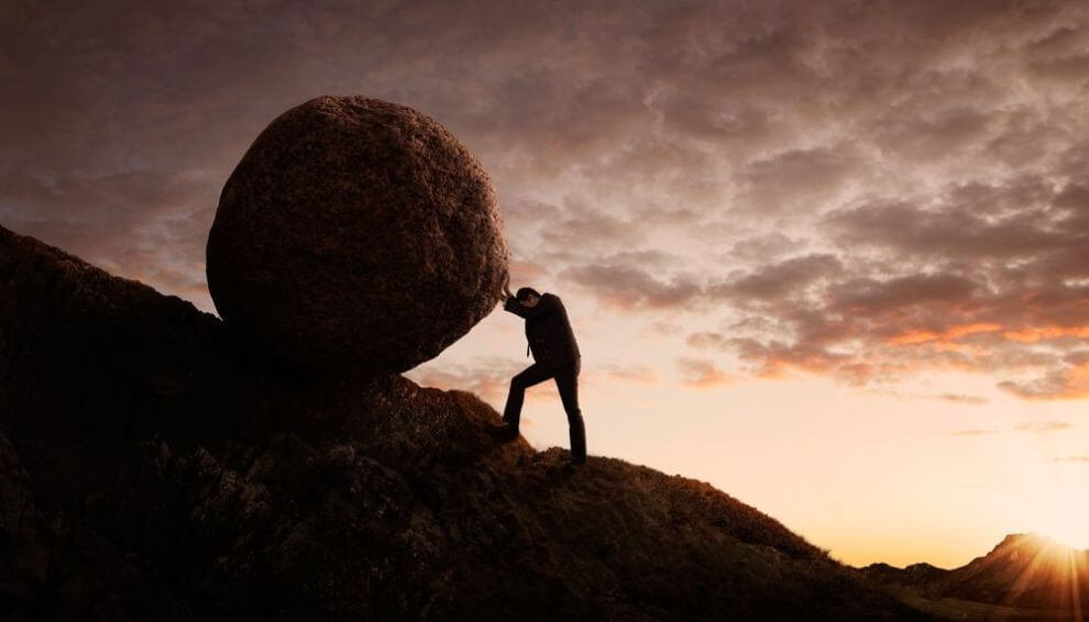 Hombre empujando una piedra