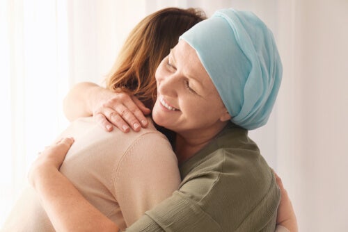 Mujer con cáncer abrazando a otra