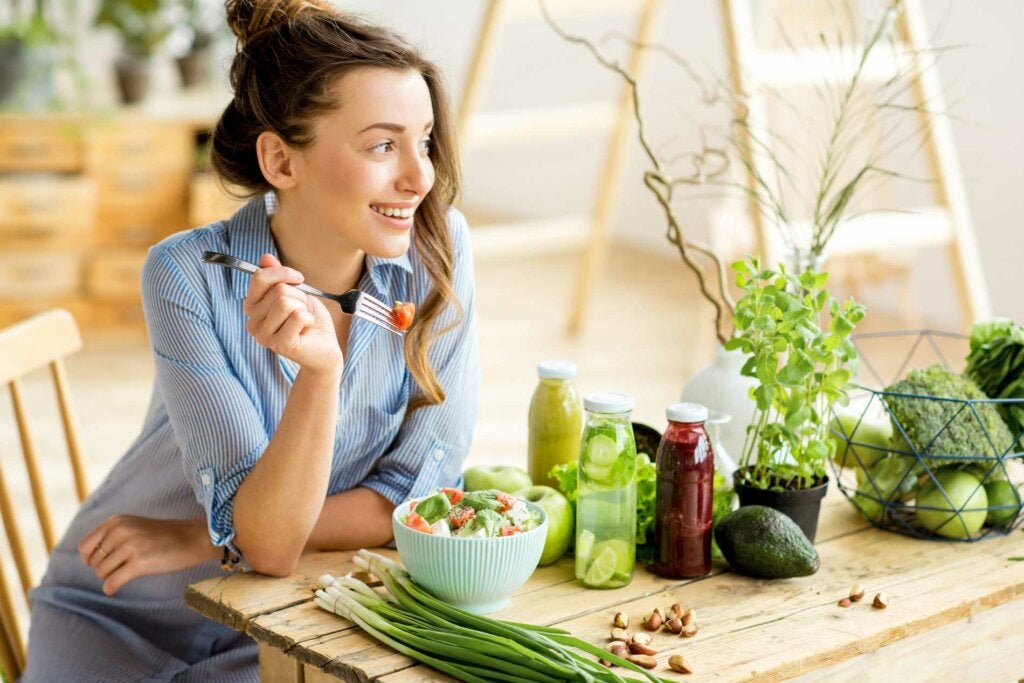 mujer comiendo ensalada para potenciar tu reserva cognitiva cerebral