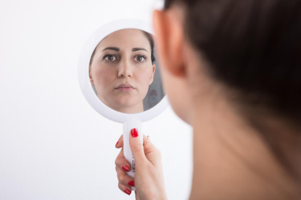 Mujer mirándose en el espejo