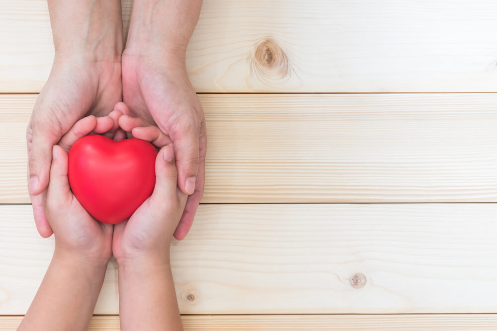 Niño con corazón entre sus manos