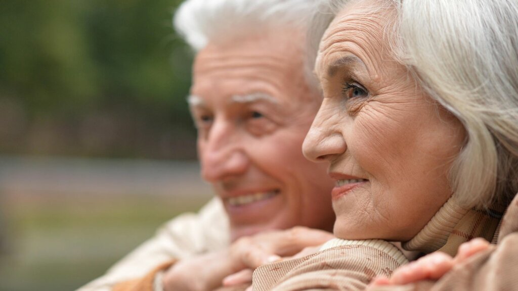 Pareja de personas mayores
