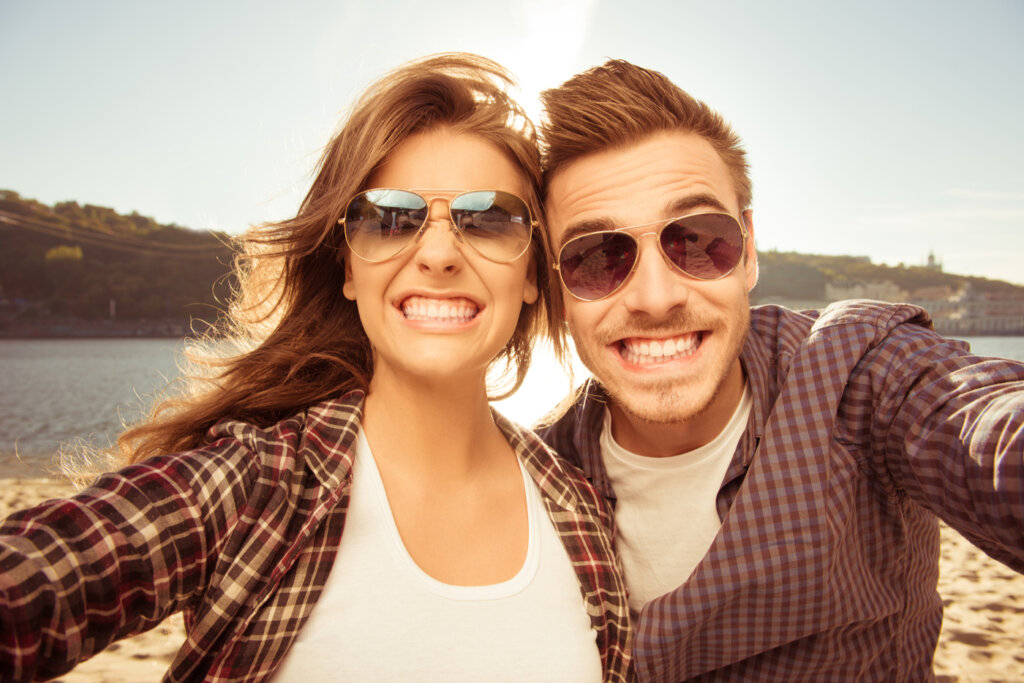pareja-selfie-feliz