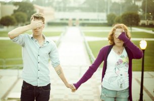 Pareja tapándose los ojos no eres tú soy yo