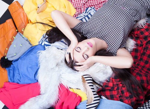 Mujer agobiada encima de su ropa