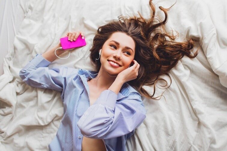 Chica escuchando música