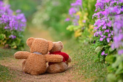 Osos de peluche abrazados con gratitud