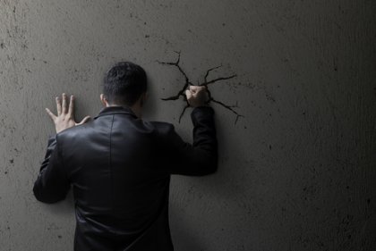 ¿Cómo puede contribuir la moralidad social a normalizar la violencia?
