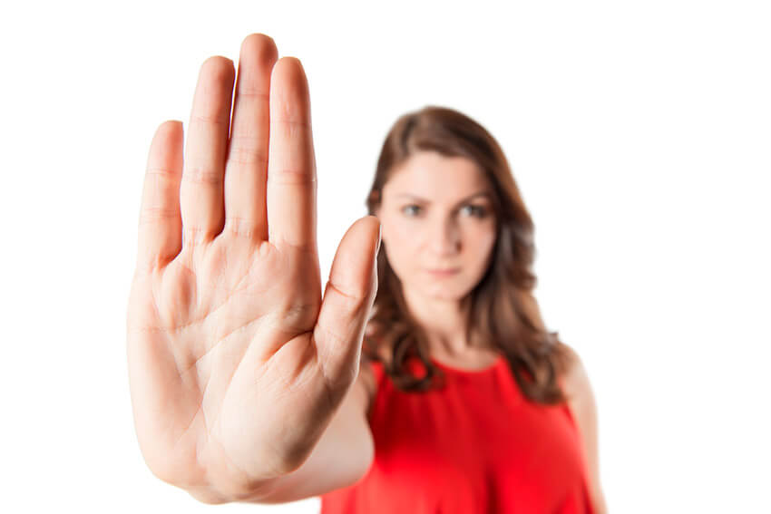 Mujer con mano poniendo límites