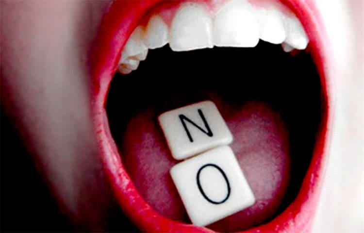 Mujer con palabra no en su boca