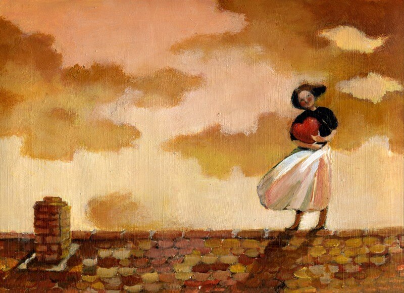 Mujer sujetando un corazón sobre un tejado