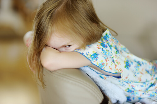 Niña enfadada al recibir justicia infantil