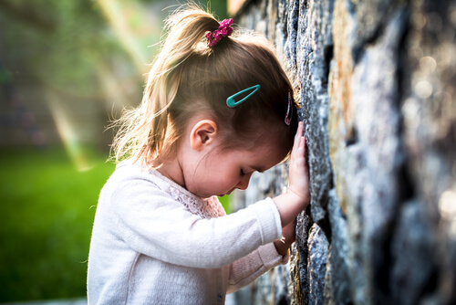 Niña triste al recibir lección de justicia infantil