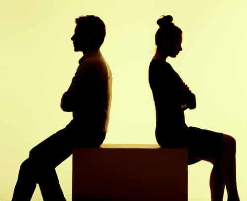 hombre y mujer enfadados dándose la espalda simbolizando el hecho de no saber dejar a la pareja
