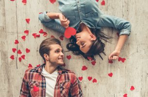 Pareja representando si está sobrevalorado tener pareja