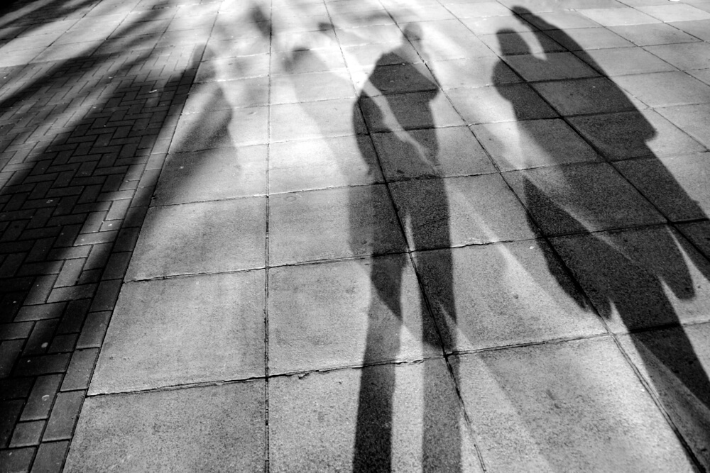 Sombra en la acera simbolizando el síndrome delirante