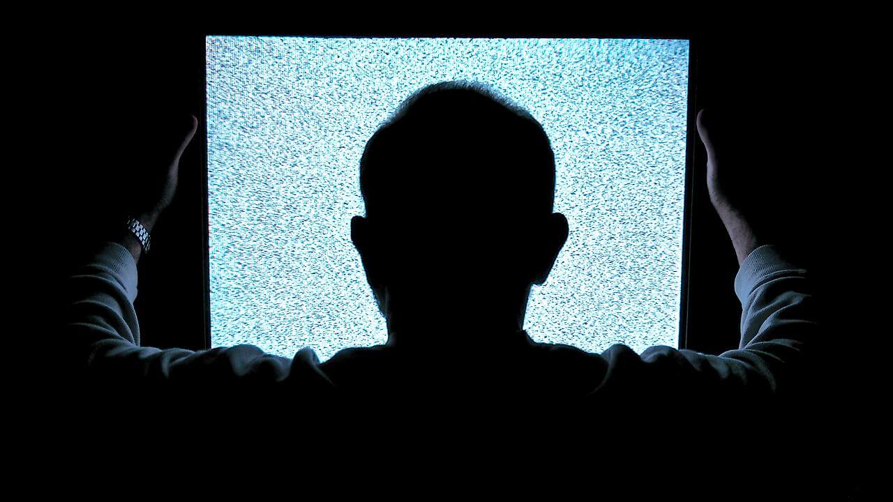 Hombre viendo la televisión