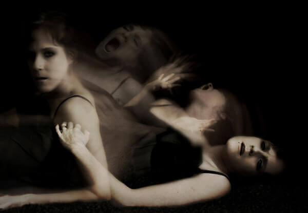 Mujer tumbada con personalidad múltiple